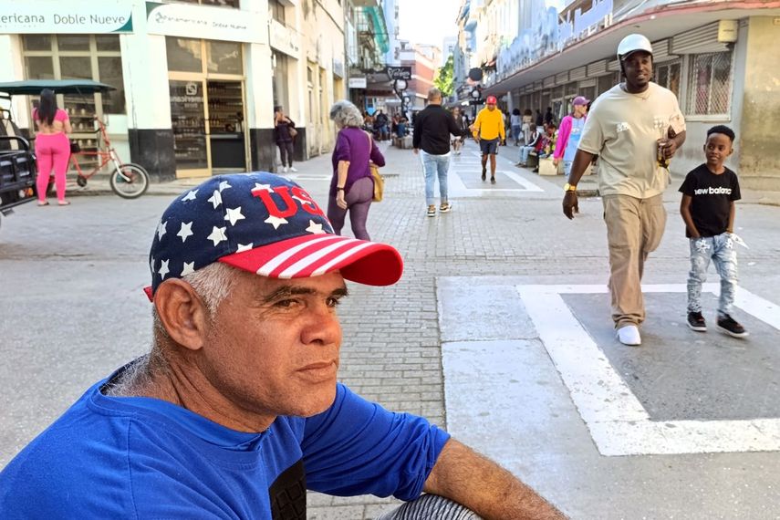 Un hombre luce una gorra con la bandera de Estados Unidos, en una calle en La Habana, Cuba.