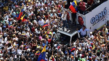 La líder de la oposición venezolana María Corina Machado (C), ondea una bandera nacional encima de un camión durante una protesta convocada por la oposición para que se reconozca la victoria electoral, en Caracas el 17 de agosto de 2024. Machado.