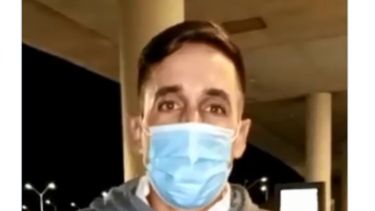 Lidier Hern&aacute;ndez saluda luego de poder salir de Cuba.&nbsp;