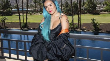 Karol G posa durante un evento con medios en Renaissance Esmeralda Resort & Spa el 23 de abril de 2022 en Indian Wells, California. La gira de Karol G se encuentra entre las más lucrativas del momento según el listado de Pollstar.