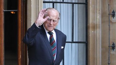 El príncipe Felipe, duque de Edimburgo, llega a una ceremonia en el Castillo de Windsor para transferirle el rol de coronel en jefe de los Fusileros a su nuera Camila, duquesa de Cornwall, el miércoles 22 de julio de 2020 en Windsor, Inglaterra.