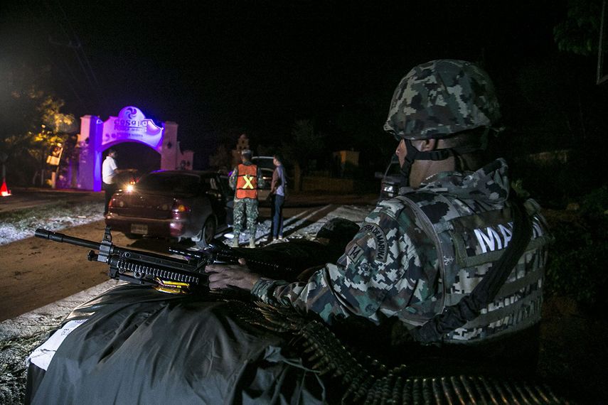 Integrantes de la Marina armada mexicana inspeccionan vehículos en búsqueda del narcotraficante Joaquín El Chapo Guzmán hoy, lunes 19 de octubre de 2015, en la población de Cosalá, estado Sinaloa (México). (EFE)