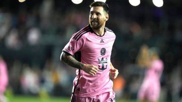 El delantero del Inter Miami, Lionel Messi, reacciona tras anotar un gol durante el segundo tiempo de un partido contra el New England Revolution, el sábado 19 de octubre de 2024, en Fort Lauderdale, Florida.