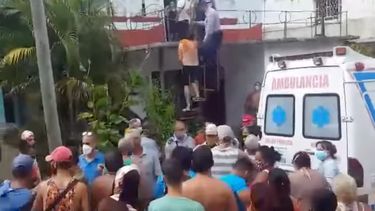 Momento de la detención de un cubano que abandonó a un bebé en Holguín.&nbsp;