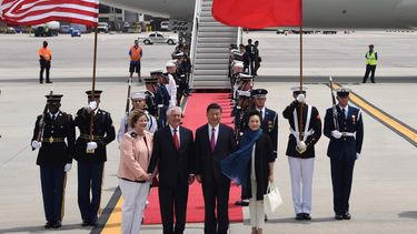 El presidente chino, Xi Jinping (der.), fue recibido&nbsp;por el secretario de Estado de EEUU, Rex Tillerson (izq.), a su llegada a Palm Beach.