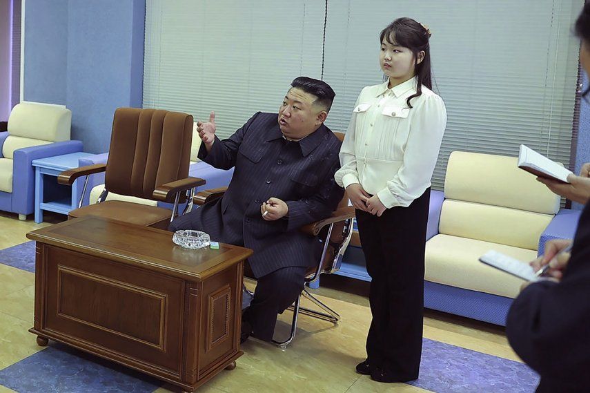 El gobernante norcoreano Kim Jong Un, y su hija visitan la Administración Nacional de Desarrollo Aeroespacial, en Corea del Norte, el martes 18 de abril de 2023.&nbsp;