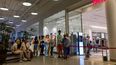 La gente hace fila para ingresar a una tienda de H&M y comprar artículos en oferta en el centro comercial Aviapark en Moscú, Rusia, el martes 9 de agosto de 2022.&nbsp;