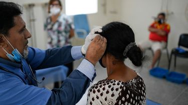 Trabajadores de la salud ayudan a recuperarse a pacientes venezolanos que tuvieron COVID-19 en el centro de salud administrado por el régimen en el barrio Coche de Caracas, Venezuela, el jueves 25 de febrero de 2021.
