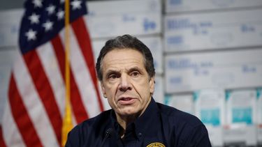 El gobernador de Nueva York, Andrew Cuomo, hace declaraciones durante una conferencia de prensa en la Ciudad de Nueva York frente a suministros médicos en el Centro Jacob Javits que será convertido en hospital temporal para enfrentar el brote de COVID-19, el martes 24 de marzo de 2020. 