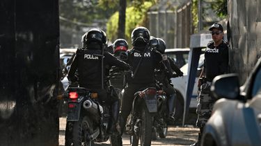 Policías en motocicletas ingresan a la prisión de Guayas 1 donde un nuevo motín de varios días entre bandas rivales cobró al menos 18 vidas, en la ciudad portuaria de Guayaquil, Ecuador, el 25 de julio de 2023.