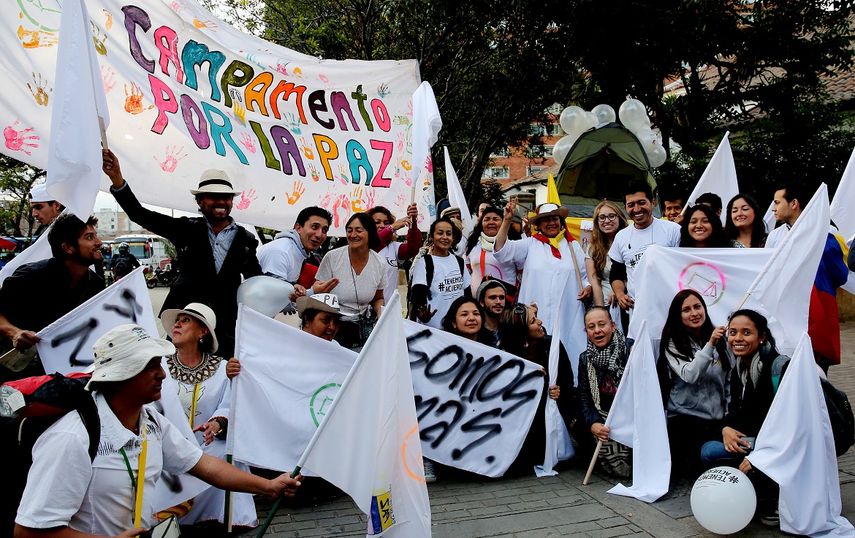 Un grupo de personas celebra el nuevo acuerdo de paz entre el Gobierno de&nbsp;Colombia&nbsp;y las FARC este martes 15 de noviembre de 2016, en Bogotá.