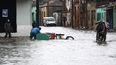 En esta fotografía difundida por ACN, se ve a personas en una calle después de que las fuertes lluvias provocaron una inundación en Camagüey, Cuba, el 9 de junio de 2023.&nbsp; &nbsp;