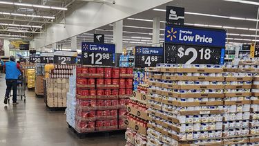 Imagen de uno de los pasillos con mercancías de un mercado de la cadena Walmart.