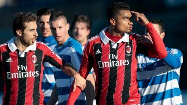 Kevin-Prince Boateng, mediocampista del AC Milán, hace un gesto en dirección de la multitud al salir de la cancha tras recibir insultos racistas el jueves 3 de enero de 2013, durante un partido amistoso en Busto Arsizio, cerca de Milán, Italia. La FIFA tomó acciones contra los aficionados del club rossonero&nbsp;