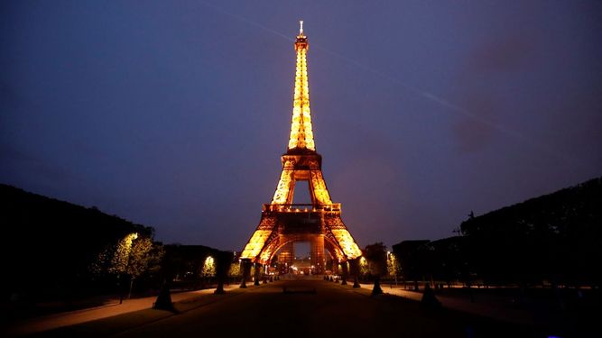 La torre Eiffel iluminada en París.&nbsp;