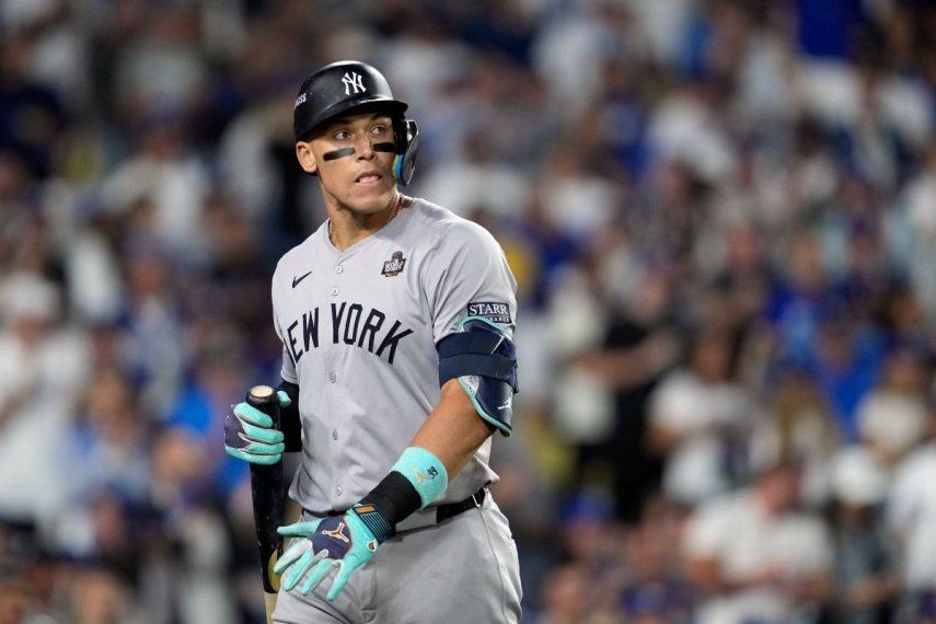 Aaron Judge, de los Yanquis de Nueva York, vuelve a la caseta luego de poncharse en el segundo juego de la Serie Mundial ante los Dodgers de Los Ángeles, el sábado 26 de octubre de 2024.