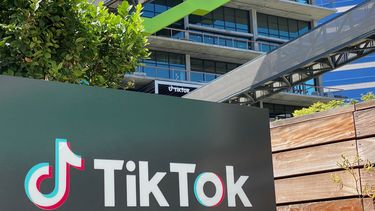 El logo de Tiktok en su sede en EEUU.