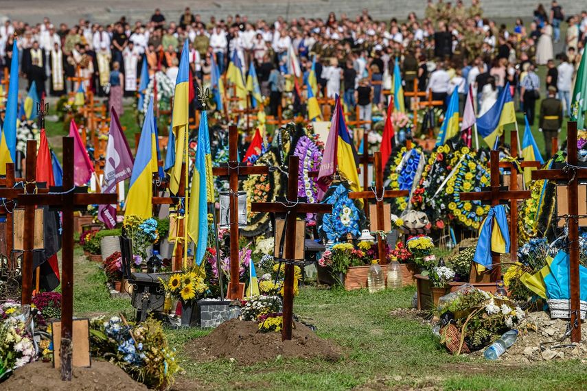 La gente asiste a una ceremonia por los soldados caídos de Ucrania en el cementerio de Lychakiv en la ciudad de Lviv, en el oeste de Ucrania, el 24 de agosto de 2022, marcando seis meses desde el comienzo de la invasión a gran escala de Rusia en Ucrania, que también celebra el Día de la Independencia de Ucrania.&nbsp; &nbsp;