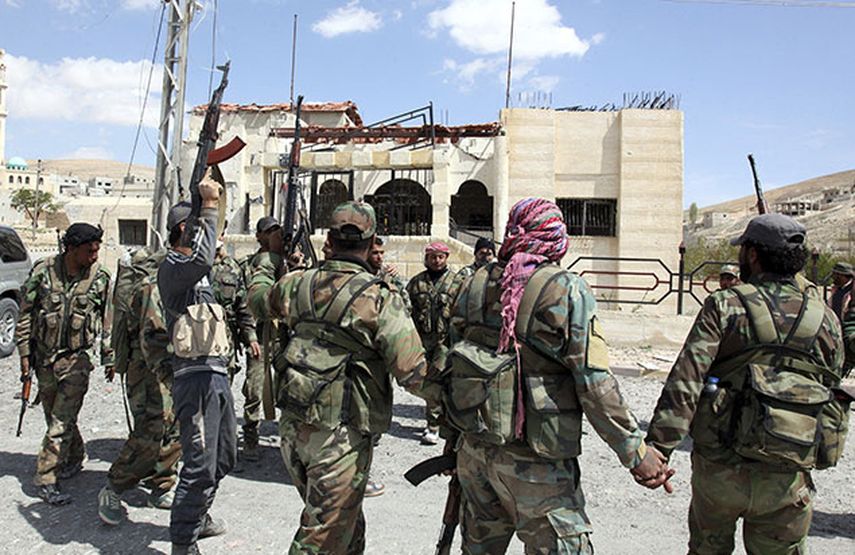 Miembros del ejército sirio celebran la toma de la ciudad de al-Sarkha cerca de la capital, Damasco, Siria hoy 14 de abril de 2014. Según fuentes oficiales el ejercito sirio ha retomado el control de la ciudad que antes estaba en manos del grupo chií l