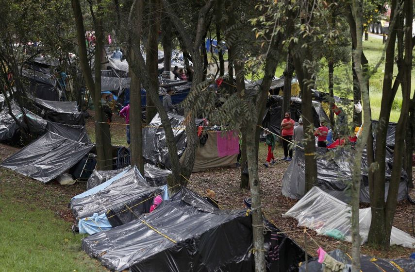 Migrantes venezolanos acampan cerca de la principal terminal de autobuses en Bogot&aacute;, Colombia.&nbsp;