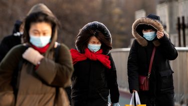 Varias personas con bolsas de compra en Pekín, la capital china.