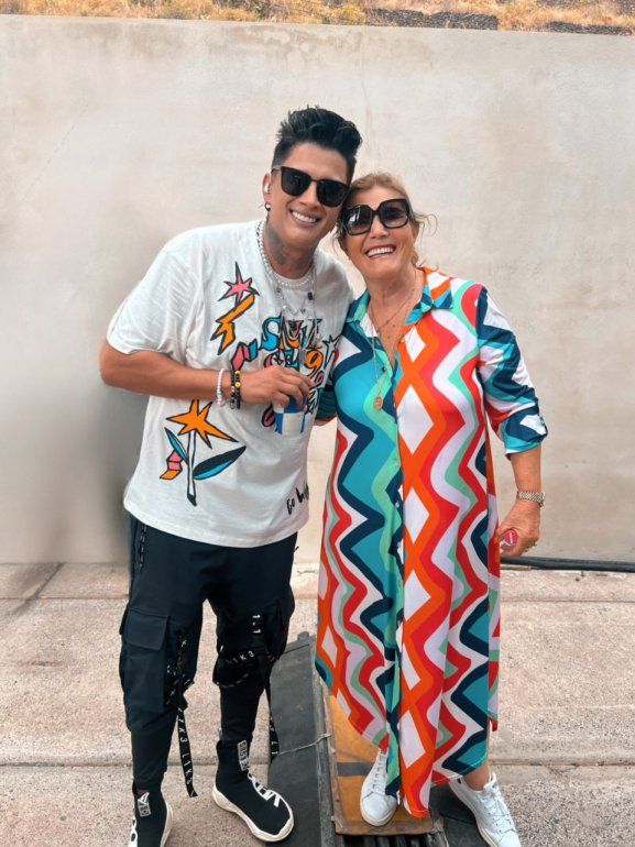 En un público que contó con más de 10.000 espectadores, resaltó en primera fila la mamá del jugador Cristiano Ronaldo, Dolores Saveiro quien bailó y disfrutó cada tema de Juan Miguel, y luego pudieron compartir tras bastidores donde se tomaron una foto.