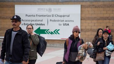 Un grupo de migrantes llegan a solicitar la visa humanitaria a la oficina fronteriza estadounidense de El Chaparral, en la frontera de la ciudad de Tijuana.