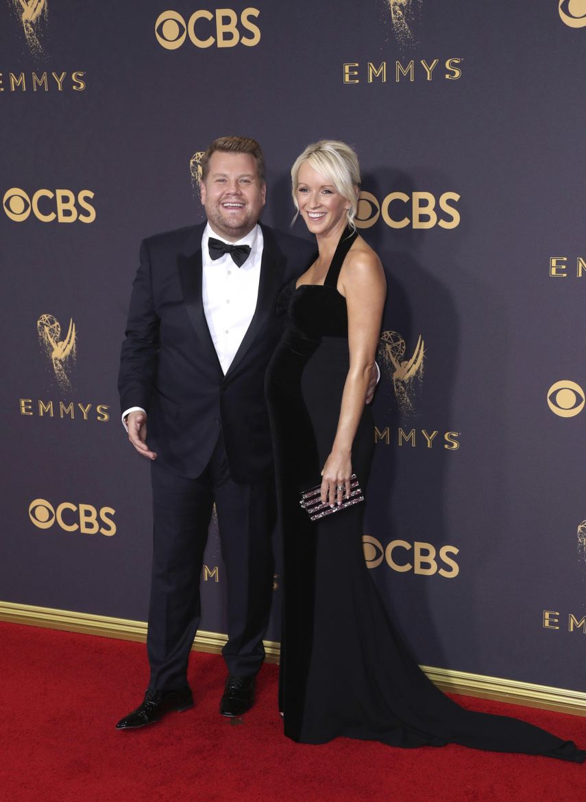 El comediante James Corden posa con su esposa Julia Carey.