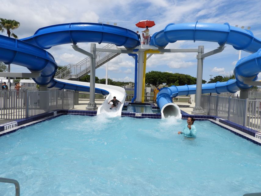 El parque tiene dos toboganes por deslizarse hasta el agua.&nbsp;