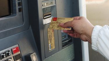 Agentes federales detuvieron en Colorado a un hispano residente en el sur de Florida por dirigir una operación de falsificación de hasta mil tarjetas de crédito diarias relacionada además con el cultivo ilegal de marihuana, según explica el Miami Herald.