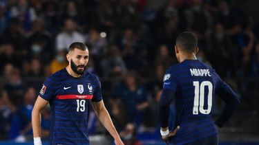 El delantero francés Karim Benzema (L) y el delantero francés Kylian Mbappé (R) reaccionan durante el partido de clasificación del Grupo D para la Copa Mundial de la FIFA Catar 2022 entre Francia y Bosnia-Herzegovina