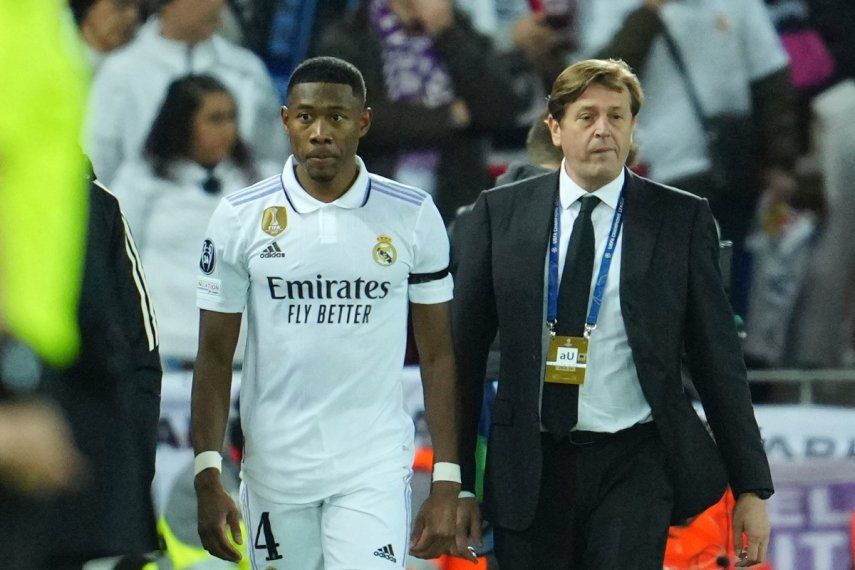 El jugador del Real Madrid David Alaba abandona el terreno de juego tras ser sustituido durante el partido de ida de 16vos de final de la Champions League que enfrentó a su equipo con el Liverpool, en el estadio de Anfield, en Liverpool, Inglaterra, el 21 de febrero de 2023. El austriaco es criticado en redes sociales por votar a favor de Lionel Messi para el premio The Best