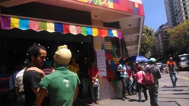 En los alrededores de la Mansions Bakery, los vecinos tildan de atropello la medida de ocupación por parte de las autoridades.