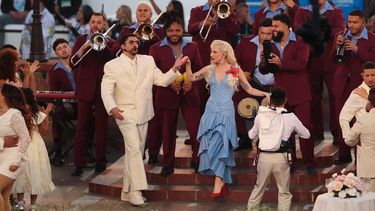 Bad Bunny y Lady Gaga actúan en el medio tiempo del Super Bowl 2026.