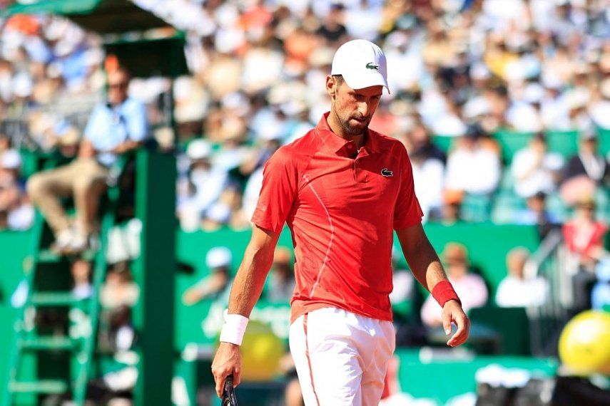 El serbio Novak Djokovic observa mientras compite contra el italiano Lorenzo Musetti durante su partido de octavos de final del Torneo Montecarlo ATP Masters Series en la cancha Rainier III del Monte Carlo Country Club el 11 de abril de 2024. &nbsp;