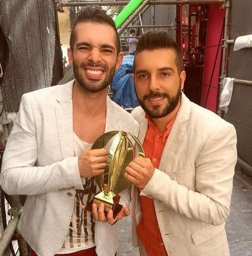 Dos integrantes de ALKILADOS muestran el galardón que se llevaron en la primera edición de los Heat Latin Music Awards. (INSTAGRAM)