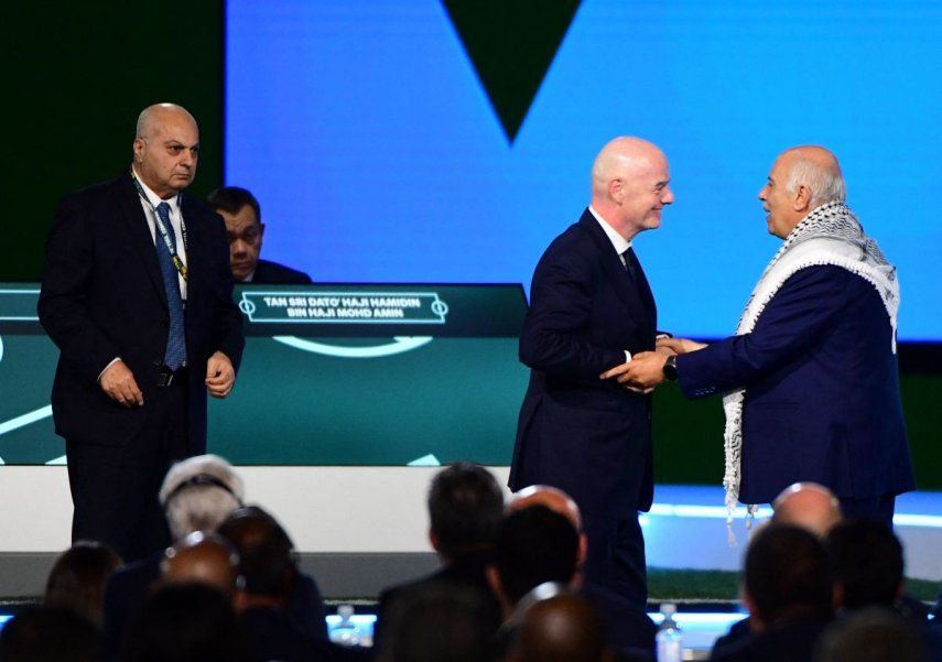 El presidente de la FIFA, Gianni Infantino (centro), interactúa con el máximo mandatario del balompié palestino, Jibril Rajoub (derecha), mientras el vicepresidente de la asociación de fútbol israelí, Basim Sheikh Suliman, observa a la distancia, el 30 de abril de 2026.