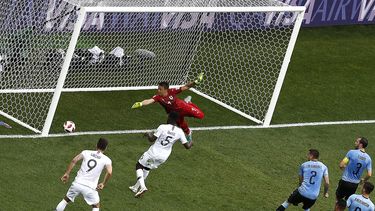 Raphael Varane marcó de cabeza el primero para Francia.