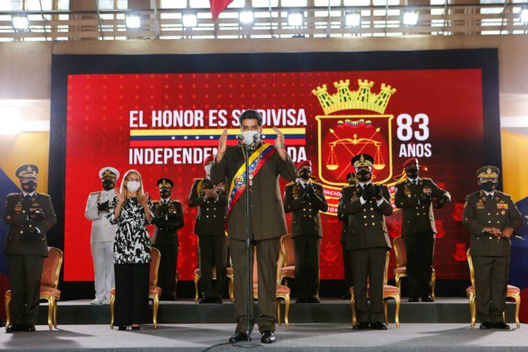 Folleto publicado por la oficina de prensa presidencial de Miraflores que muestra al presidente de Venezuela, Nicolás Maduro (C), pronunciando su discurso durante la ceremonia del 83 aniversario de la Guardia Nacional Bolivariana en la Academia Militar, en Caracas, el 4 de agosto de 2020.