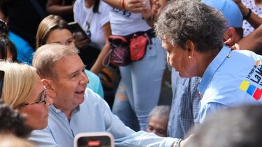 Durante un recorrido por sectores populares, Edmundo González Urrutia escuchó las necesidades de los vecinos