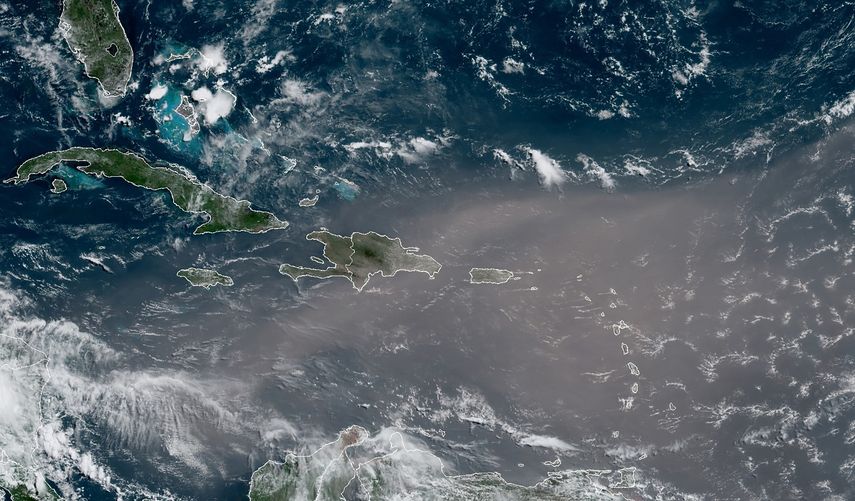 Imagen satelital&nbsp;que muestra una nube de polvo proveniente del desierto del Sahara que avanza hacia el Caribe, el lunes 22 de junio de 2020.
