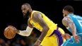 LeBron James (izquierda), de los Lakers de Los Ángeles, maneja el balón en un partido contra los Hornets de Charlotte, el 28 de diciembre de 2023. LeBron James (izquierda), de los Lakers de Los Ángeles, maneja el balón en un partido contra los Hornets de Charlotte, el 28 de diciembre de 2023.