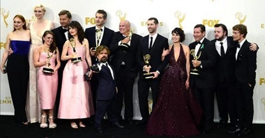 El reparto de la serie Game of Thrones posa con su premio de mejor serie dramática. (EFE)