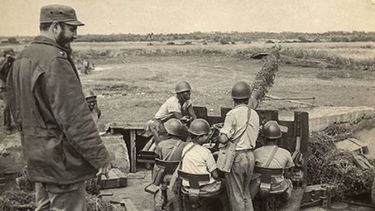 Fidel junto a un grupo de soldados durante la Crisis de los Misiles.