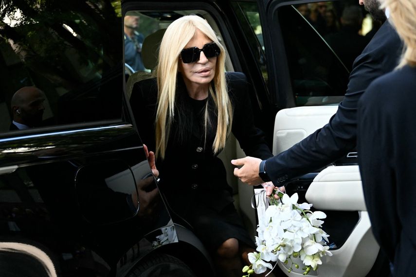 La diseñadora de moda italiana Donatella Versace llega a la ceremonia fúnebre del diseñador de moda italiano Valentino Gavarani en la Basílica de Santa Maria degli Angeli e dei Martiri, en Roma, el 23 de enero de 2026.