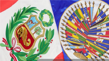 Banderas de la Asamblea General de la OEA y la República de Perú.