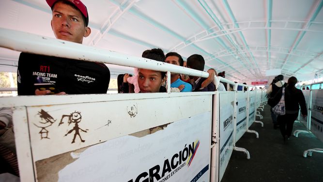 Migrantes venezolanos esperan para ingresar a Ecuador, el 29 de mayo de 2019, en Rumichaca, puesto fronterizo entre Colombia y Ecuador.