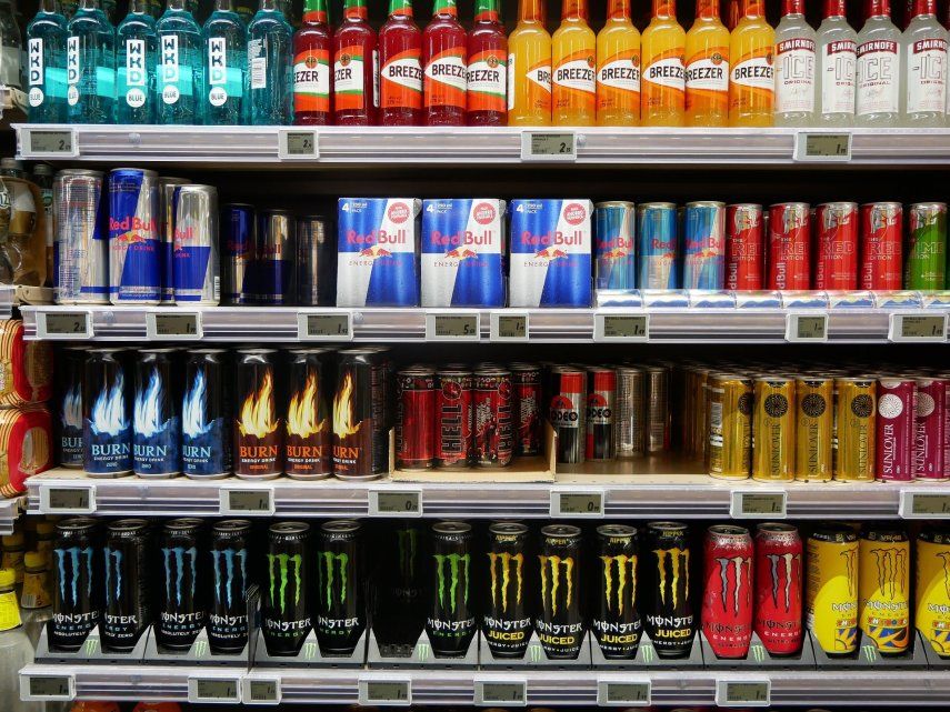 Un estante de un mercado con varias bebidas energéticas.&nbsp;