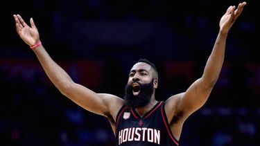 Más tarde, le dijo al sitio web de celebridades que alguien de la comitiva de Harden le ofreció pagarle 200 dólares por el teléfono y que el propio Harden le dio 300 dólares, cubriendo el costo del aparato.