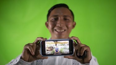 El tiktoker mexicano Santos Tuz posa para una foto en su estudio mientras muestra un video de sí mismo difundiendo el idioma maya en Oxkutzcab, estado de Yucatán, México, el 1 de abril de 2023.&nbsp;